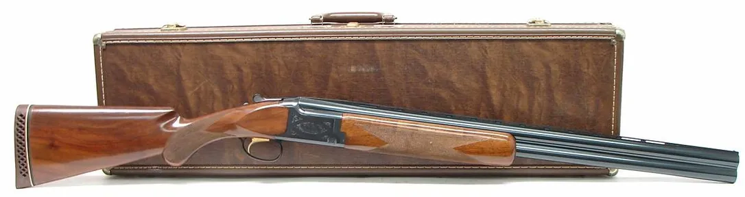 Browning Citori 12 gauge shotgun. Lightning field grade gun iwth 26 invector choke barrels. Near excellent condition with facto (s4325)