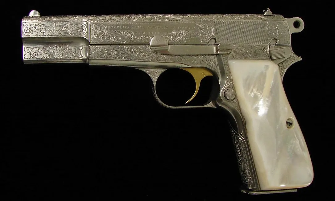 Browning Hi Power 9 MM PARA caliber pistol. Beautiful early pre-renaissance engraved model with internal extractor and thumb pri (PR21075)