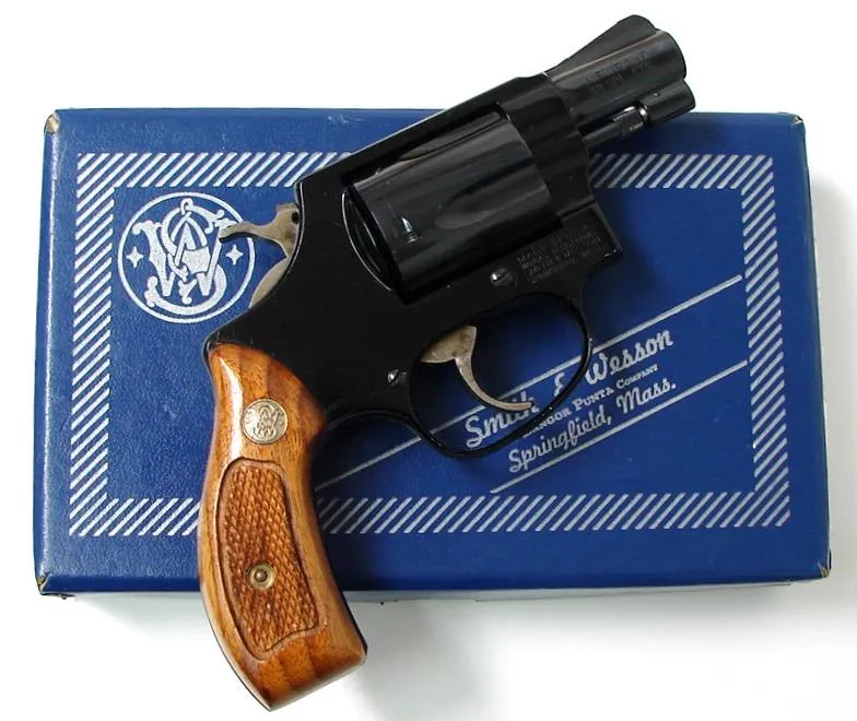 Smith & Wesson 37-2 .38 Special caliber revolver. Airweight Chiefs Special in excellent condition with box. 1990s vintage gun i (pr14872)