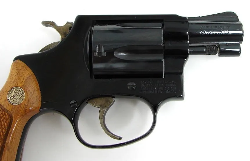 Smith & Wesson 37-2 .38 Special caliber revolver. Airweight model in excellent condition. 1980s vintage gun with polished blue (pr11855)